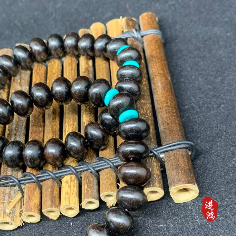 The new Chinese-style sandalwood oval bead plain ring cultural play Buddhist prayer bead bracelet weaving, the new favorite of cultural play bracelets: sandalwood with luminous beads, simple and elegant, fully demonstrating the charm of the East. Specification image