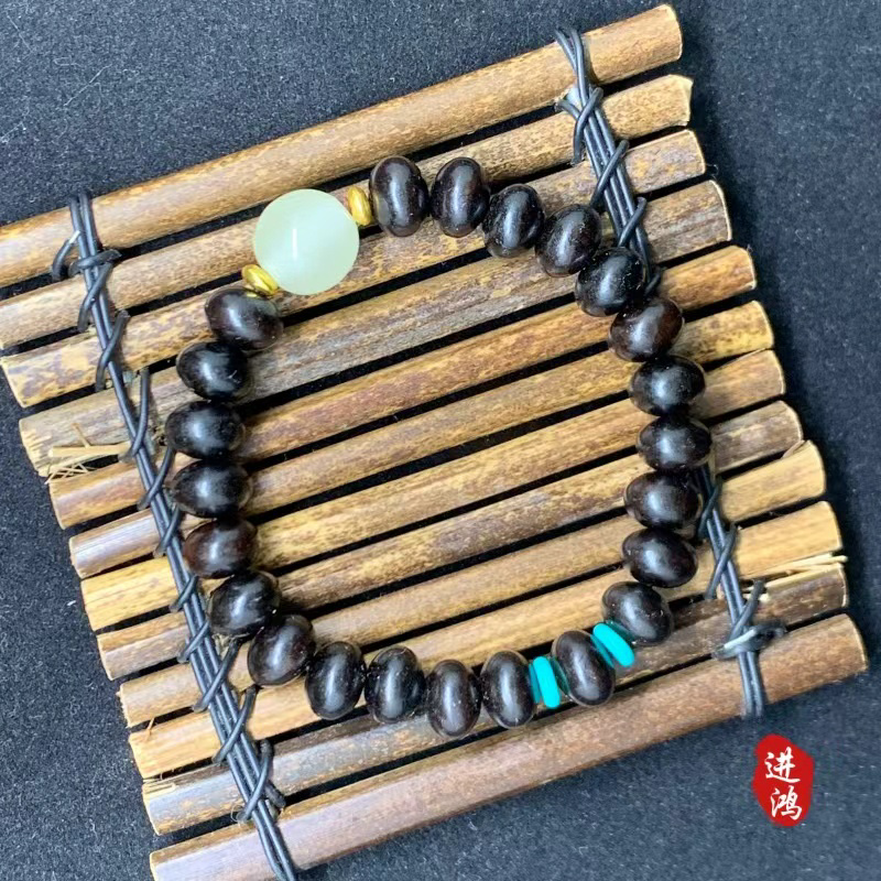 The new Chinese-style sandalwood oval bead plain ring cultural play Buddhist prayer bead bracelet weaving, the new favorite of cultural play bracelets: sandalwood with luminous beads, simple and elegant, fully demonstrating the charm of the East.