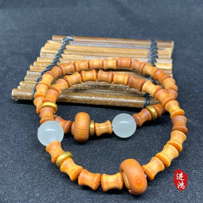 This Chinese-style high-oil blood dragon wood bracelet is a new Chinese-style sandalwood bamboo joint bead plain ring cultural play Buddhist prayer bead bracelet woven. The bamboo control shape high-oil blood dragon wood bracelet is paired with jade beads, presenting a simple and elegant appearance and showcasing the charm of Eastern aesthetics Item Picture