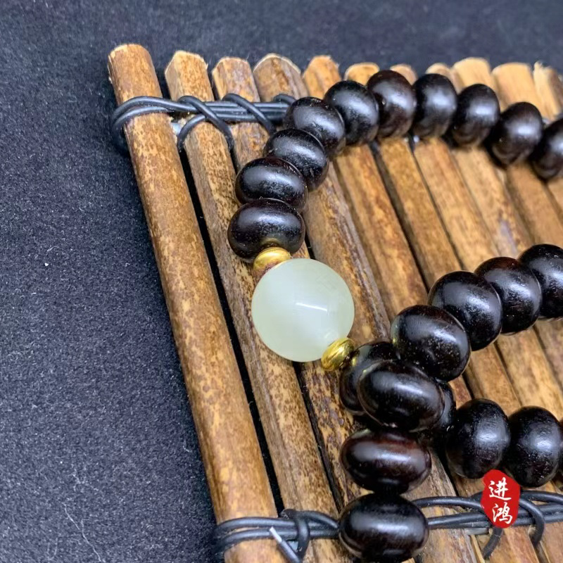 The new Chinese-style sandalwood oval bead plain ring cultural play Buddhist prayer bead bracelet weaving, the new favorite of cultural play bracelets: sandalwood with luminous beads, simple and elegant, fully demonstrating the charm of the East. details Picture