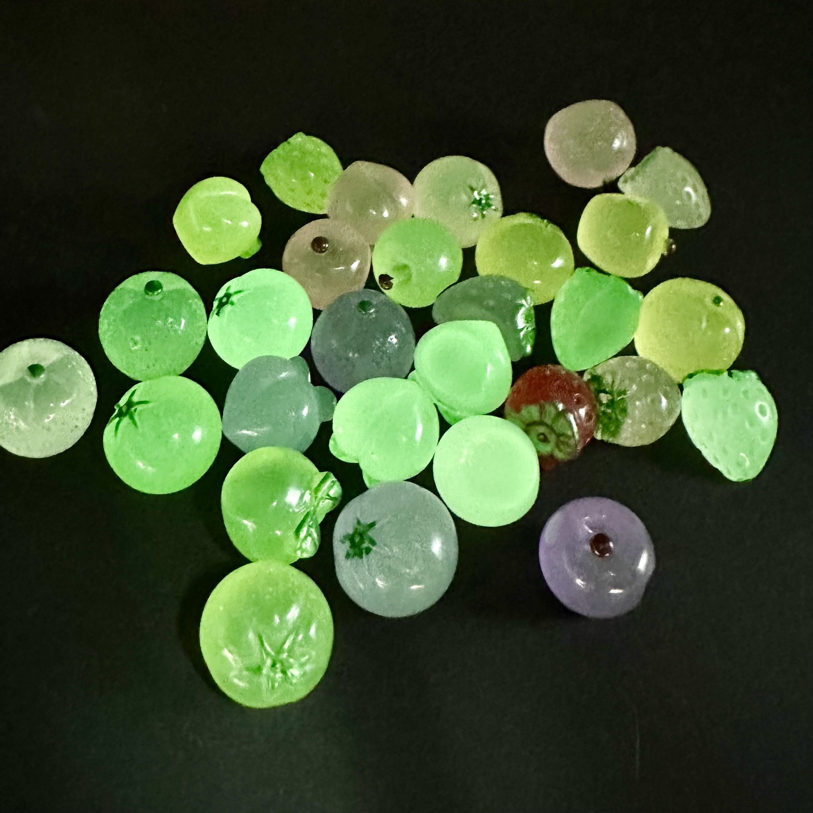 Simulated fruit resin accessories, flat three-dimensional hair accessories, mobile phone stickers, diy crocs, supermarket and convenience store mini handmade apples, biting oranges, tomatoes, peaches, strawberries, luminous miniature landscape ornaments, 500 pieces in a package detail image 2