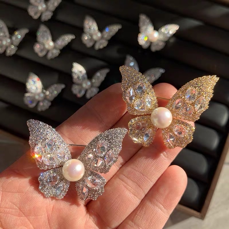 Yunyi's freshwater pearl butterfly brooch is a high-end copper micro-inlaid zircon brooch with real gold electroplating for color retention