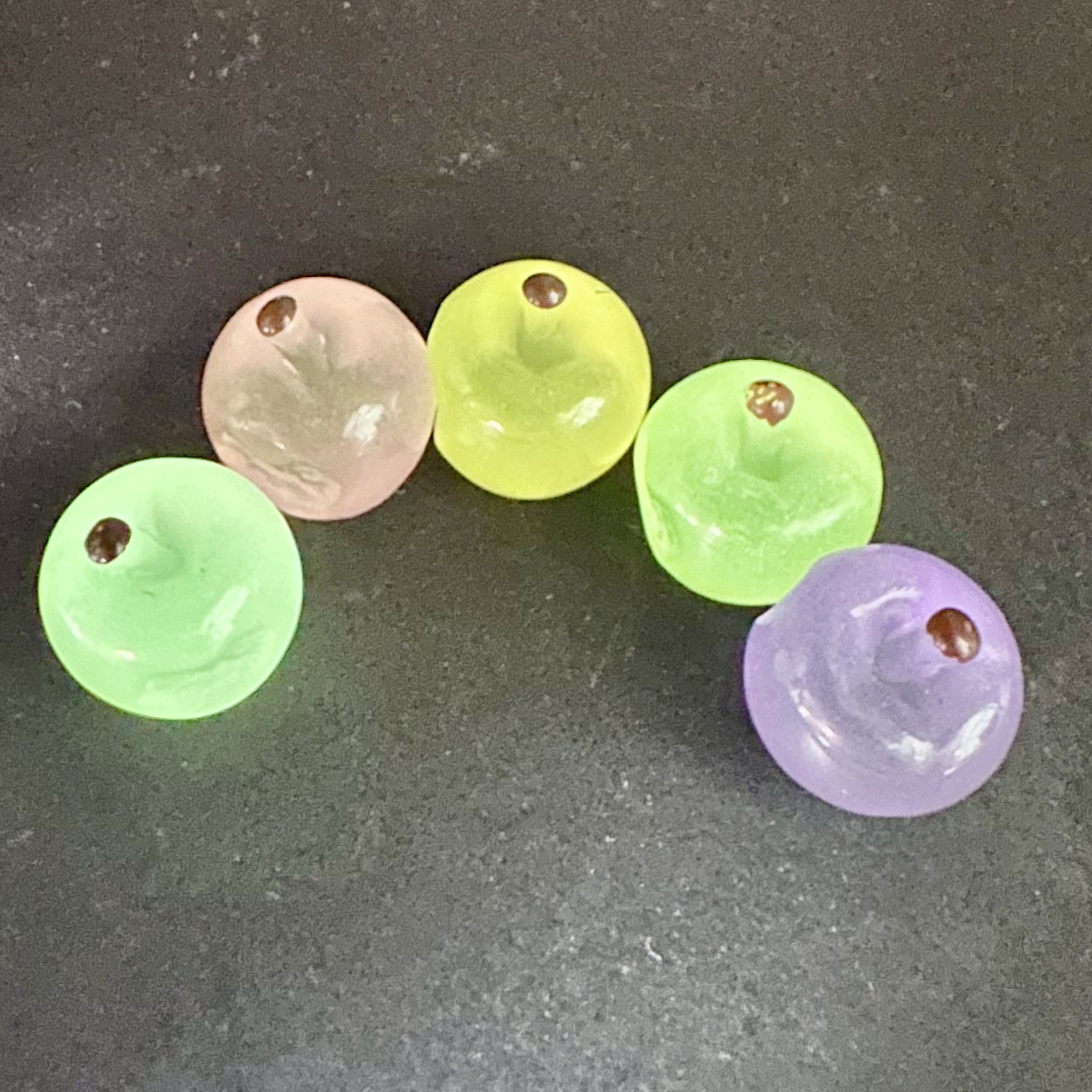 Simulated fruit resin accessories, flat three-dimensional hair accessories, mobile phone stickers, diy crocs, supermarket and convenience store mini handmade apples, biting oranges, tomatoes, peaches, strawberries, luminous miniature landscape ornaments, 500 pieces in a package detail image 4