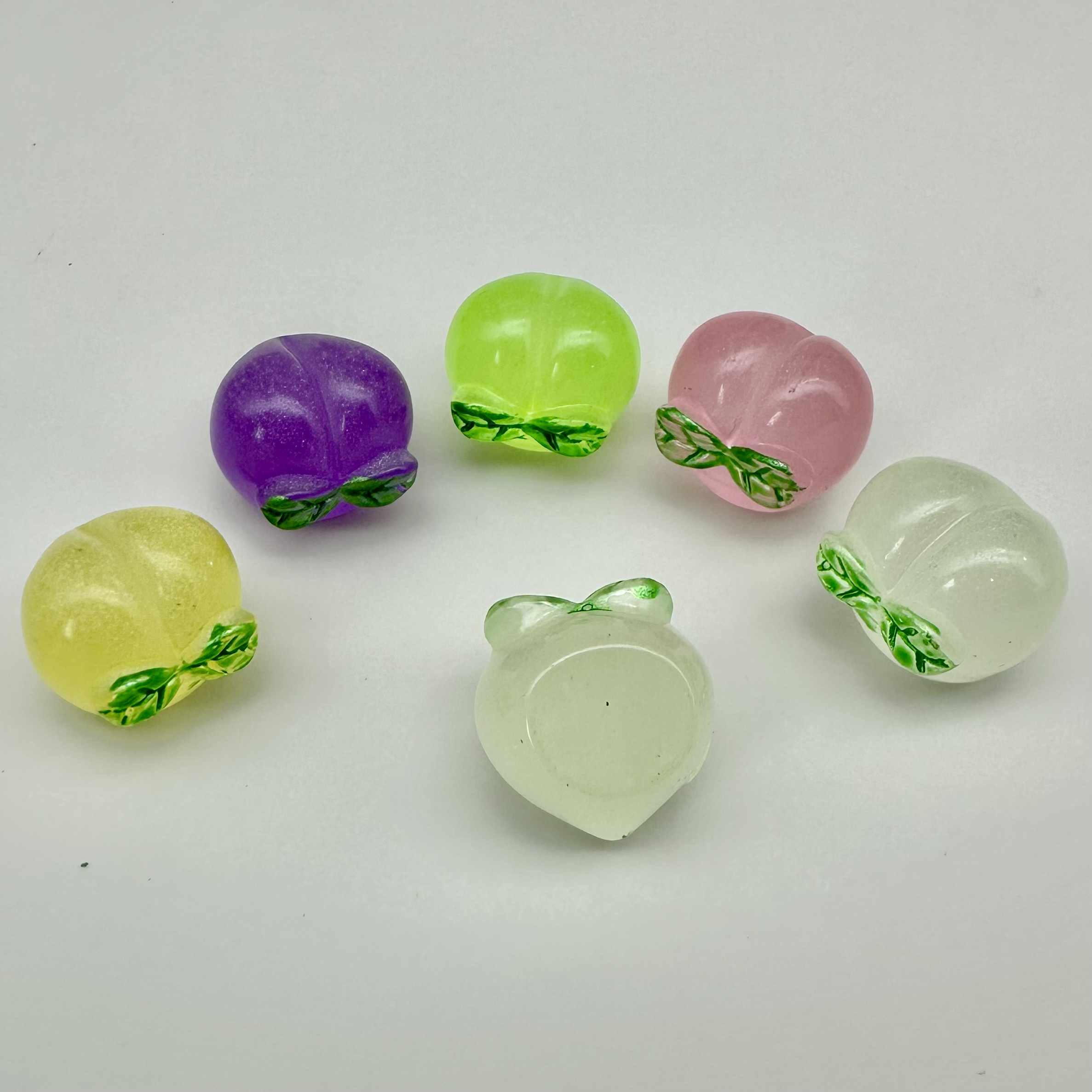 Simulated fruit resin accessories, flat three-dimensional hair accessories, mobile phone stickers, diy crocs, supermarket and convenience store mini handmade apples, biting oranges, tomatoes, peaches, strawberries, luminous miniature landscape ornaments, 500 pieces in a package Specification image