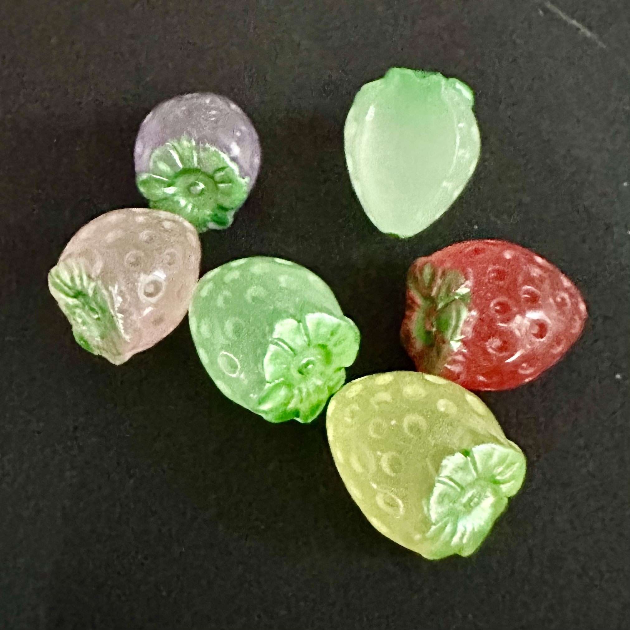 Simulated fruit resin accessories, flat three-dimensional hair accessories, mobile phone stickers, diy crocs, supermarket and convenience store mini handmade apples, biting oranges, tomatoes, peaches, strawberries, luminous miniature landscape ornaments, 500 pieces in a package detail image 7