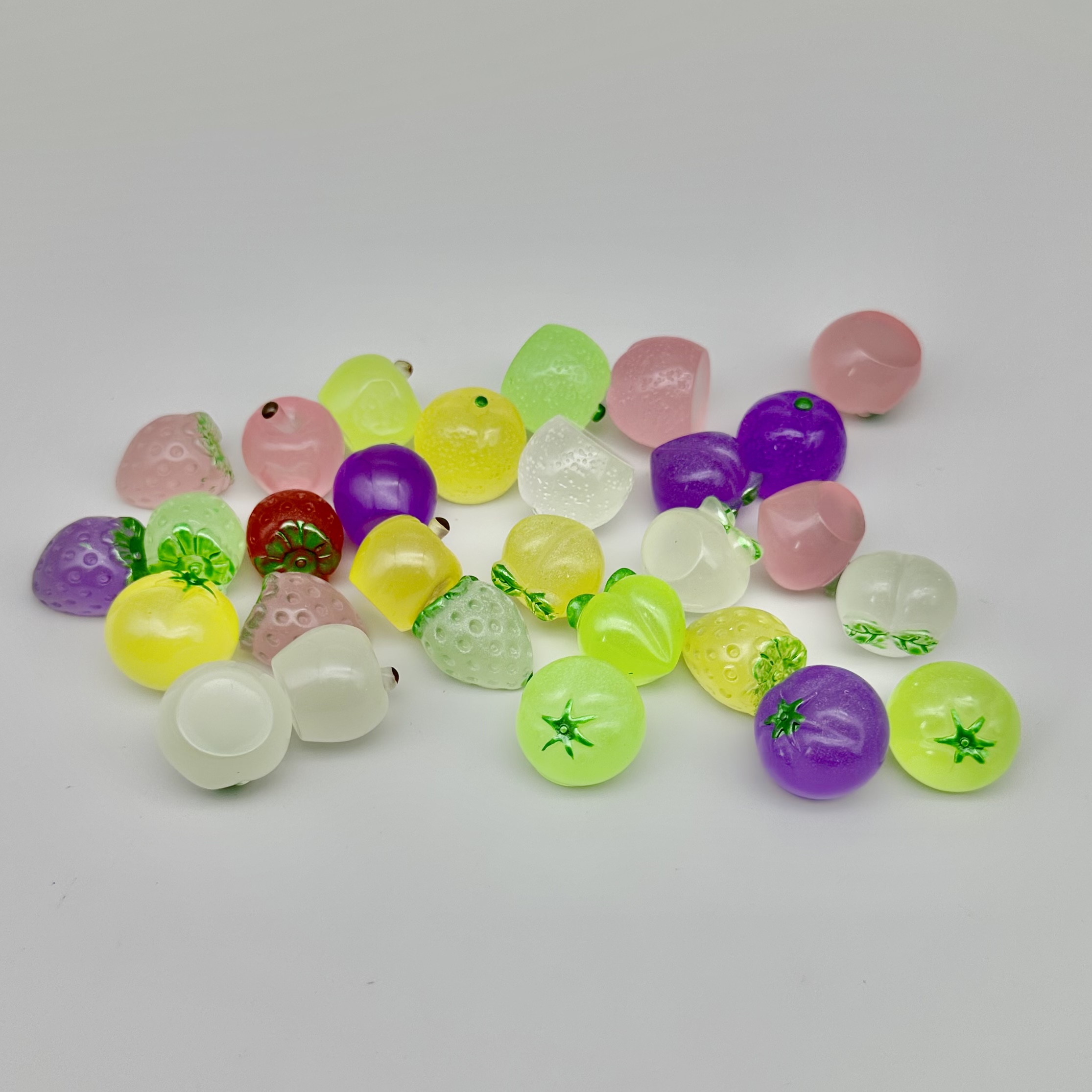 Simulated fruit resin accessories, flat three-dimensional hair accessories, mobile phone stickers, diy crocs, supermarket and convenience store mini handmade apples, biting oranges, tomatoes, peaches, strawberries, luminous miniature landscape ornaments, 500 pieces in a package detail image 3