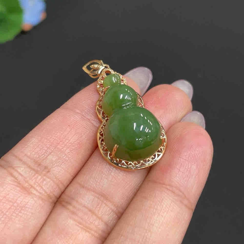 和田玉镶嵌挂件   葫芦   货品总重约5.1g    配镶钻石    18k