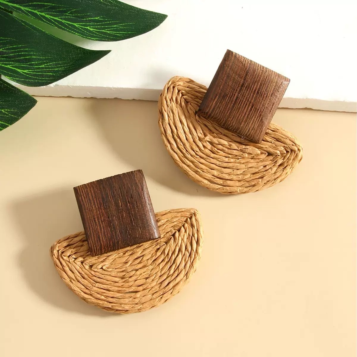 New European and American wooden retro geometric earrings, simple and versatile, elegant hand-woven raffia grass stud earrings