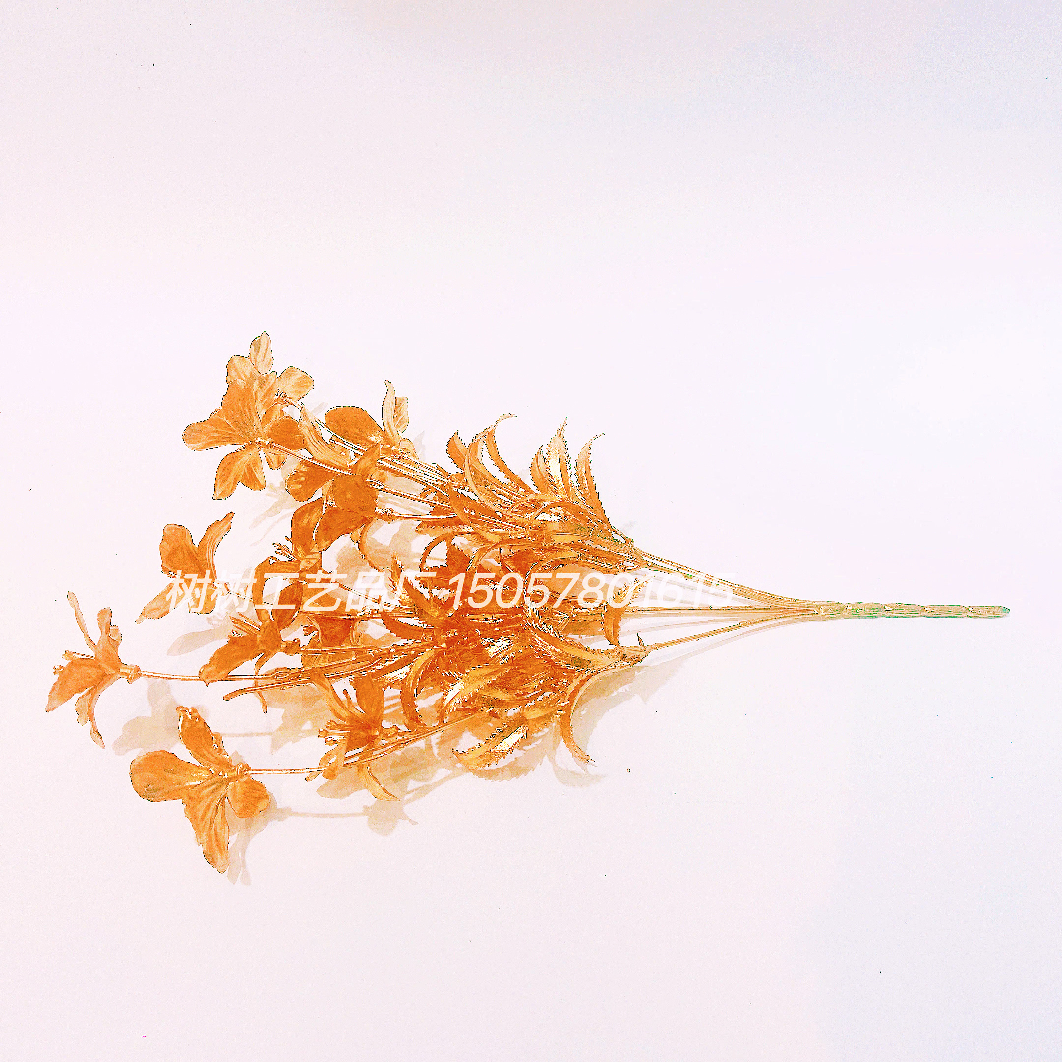 Golden camellia artificial flowers, Christmas flowers, handcrafted artificial flowers, decorative accessories, Christmas flower accessories, wedding decorative accessories, home decorative accessories, plastic flowers, artificial flowers, artificial plastic flowers Application Scenario