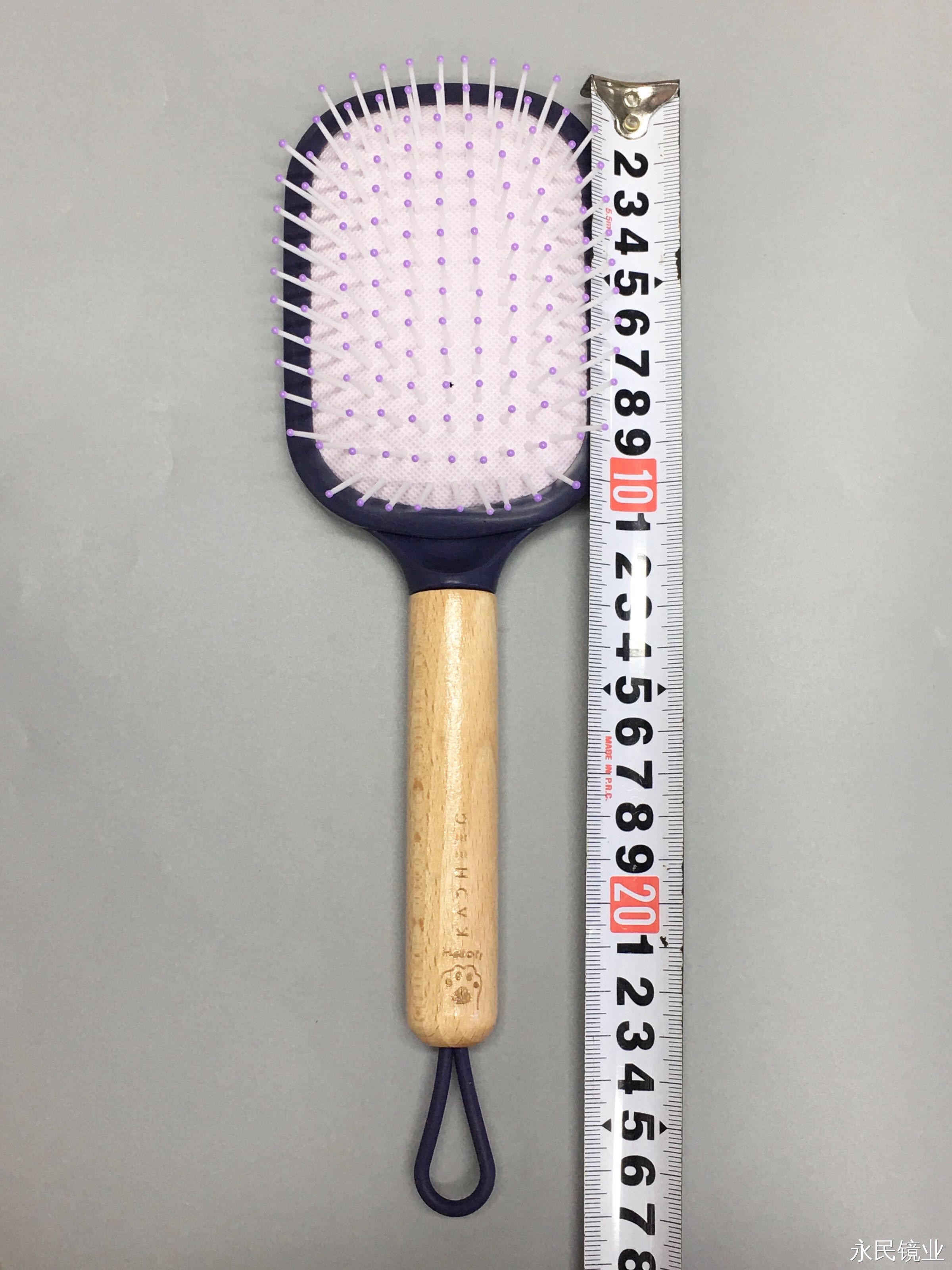 【 Yongmin Mirror Industry 】 The M86-02 wooden-handled hair comb features an exquisite design style that is comfortable and breathable detail image 5