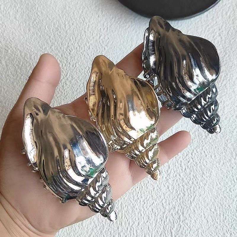 European and American exaggerated and niche conch alloy hair clips for women, new fashionable updo shark clips, stylish and chic hair clips and hair grips Item Picture
