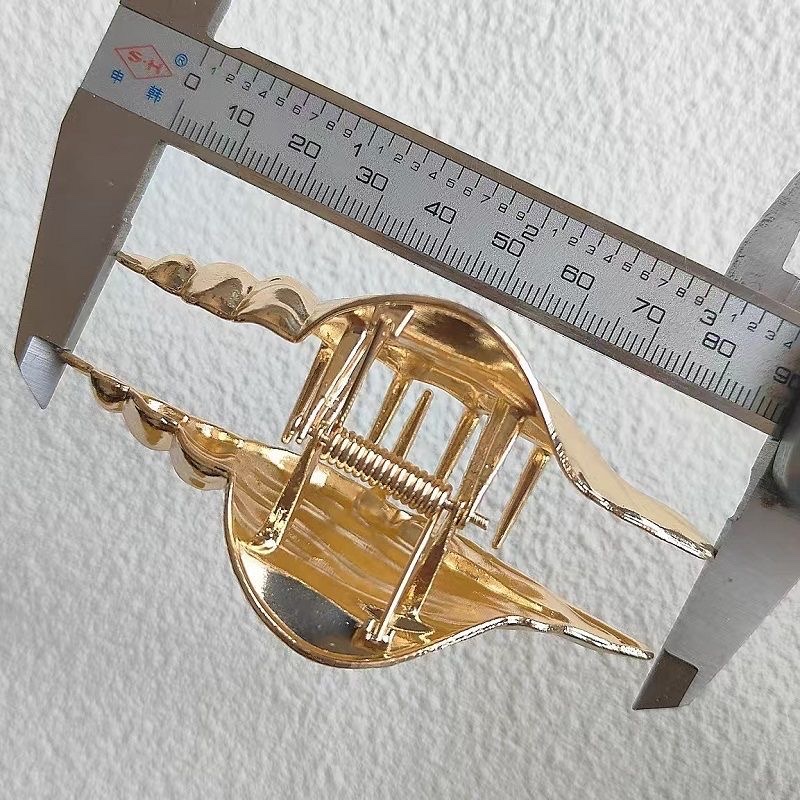 European and American exaggerated and niche conch alloy hair clips for women, new fashionable updo shark clips, stylish and chic hair clips and hair grips detail image 6