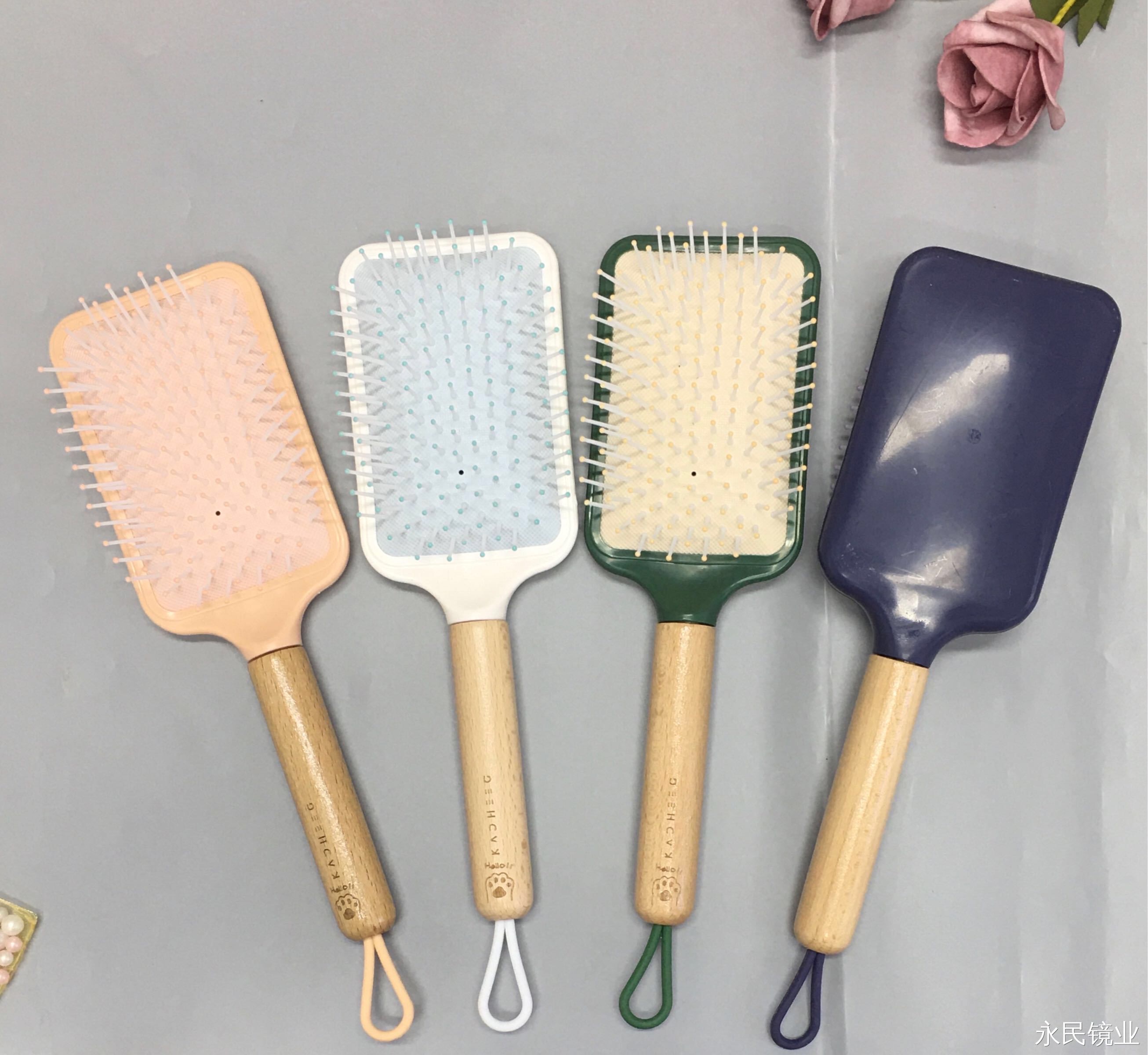 【 Yongmin Mirror Industry 】9581-02 Wooden Handle Hair Comb Factory Direct Sales, export wholesale, exquisite design, simple home use Application Scenario