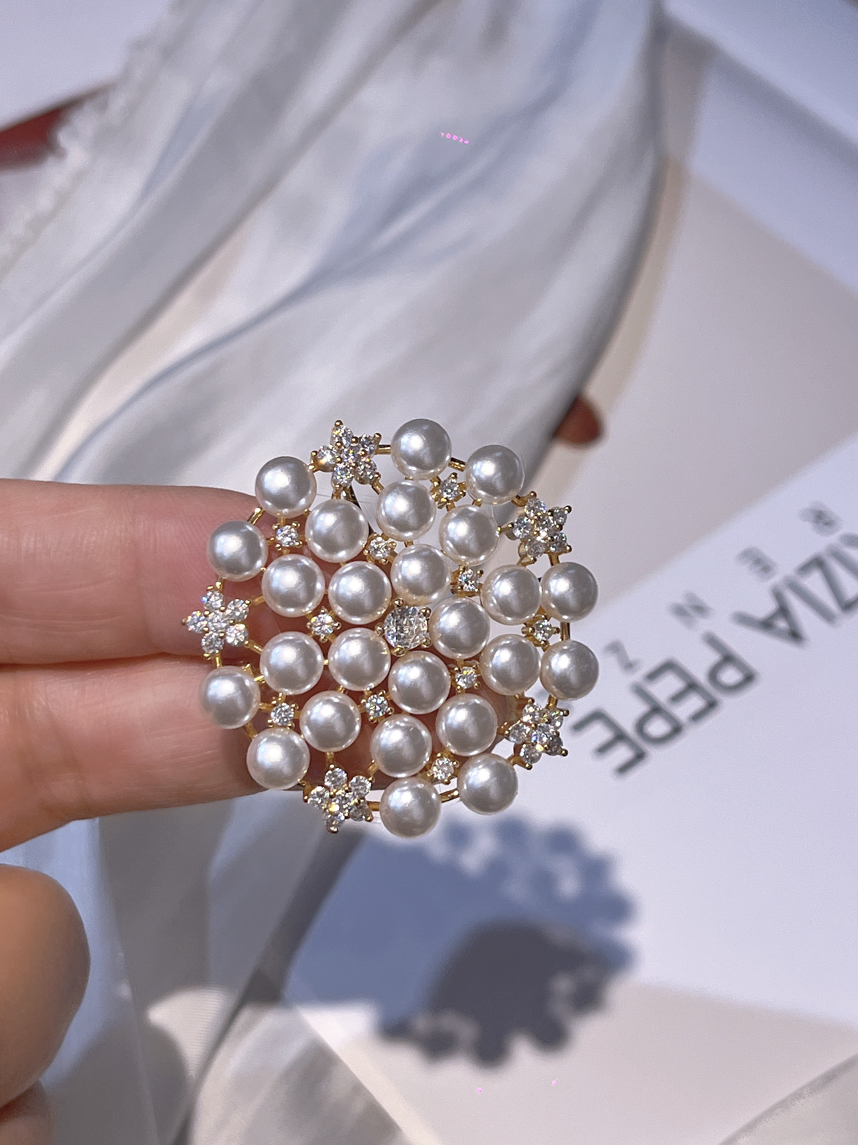 珍珠胸针女圆形高档奢华镶嵌锆石大牌名媛气质新款配饰公仔链条胸针