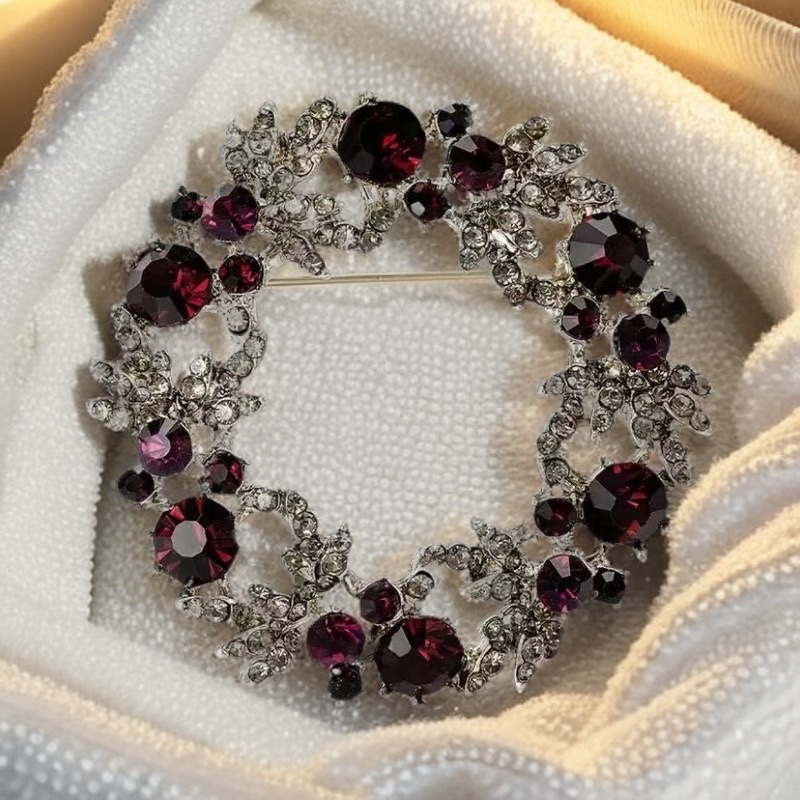 Cross-border high-end diamond-encrusted garland brooch, women's light luxury fashion, versatile and high-end style suit coat brooch accessory Item Picture