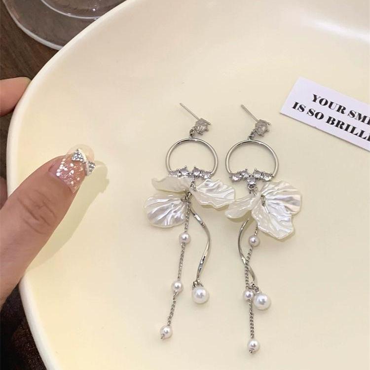 Shell tassel pearl earrings are a niche design for women. They are long, elegant, retro and unique earrings that can make your face look smaller detail image 2