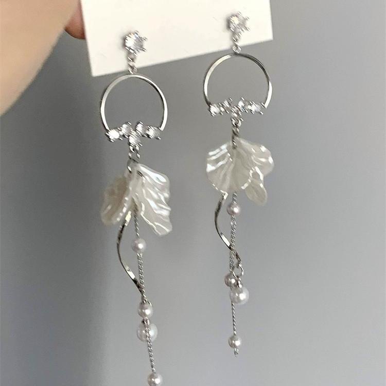 Shell tassel pearl earrings are a niche design for women. They are long, elegant, retro and unique earrings that can make your face look smaller detail image 4