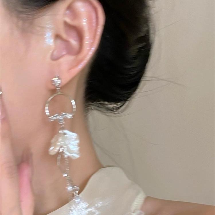 Shell tassel pearl earrings are a niche design for women. They are long, elegant, retro and unique earrings that can make your face look smaller Specification image