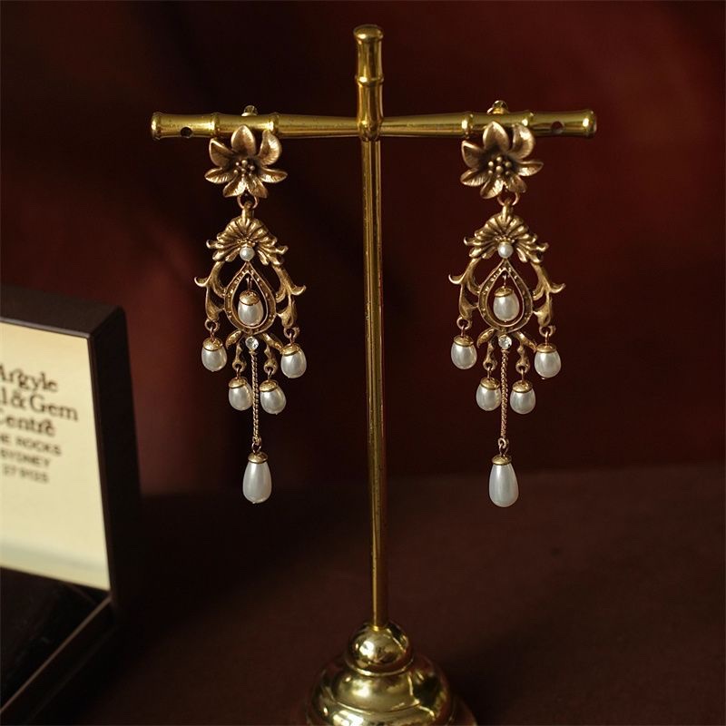 Camellia oil earrings for women, long and elegant, fashionable and stylish accessory earrings for women, long and elegant style, trendy and versatile