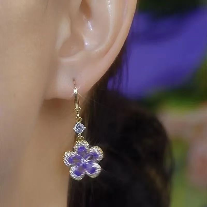 Silver needle super shiny purple flower ear buckles, a popular online hit, light luxury and niche design style earrings, a new trend in 2025 details Picture