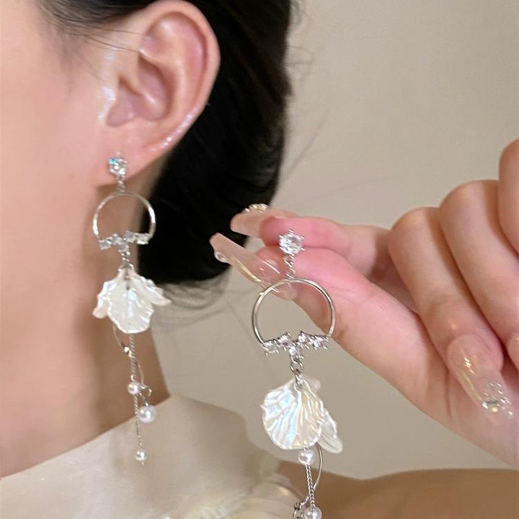 Shell tassel pearl earrings are a niche design for women. They are long, elegant, retro and unique earrings that can make your face look smaller