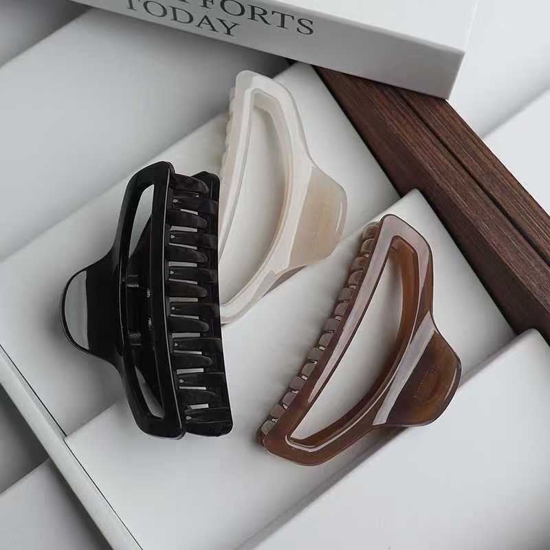 A simple and versatile PC hair clip