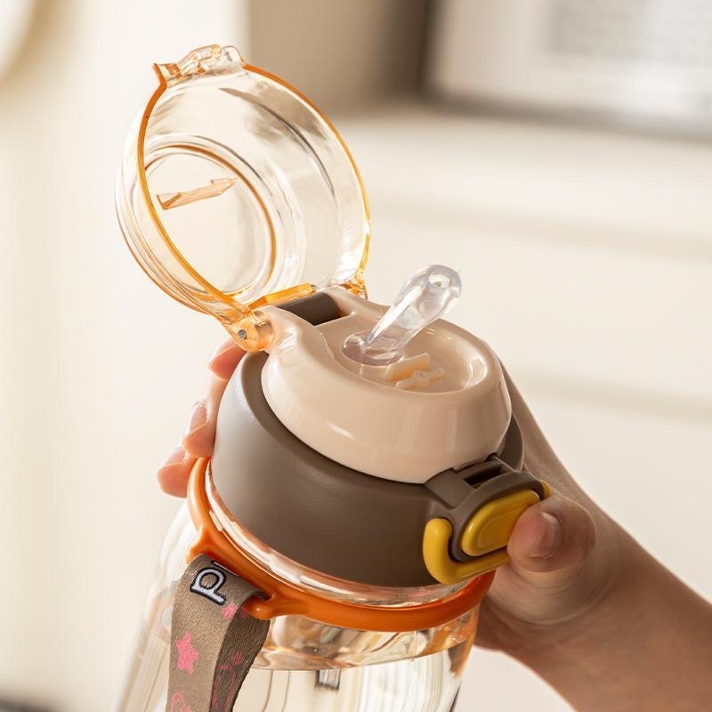 Children's straw water bottle, cute cartoon, convenient, with a shoulder strap, 680ml student plastic water cup Specification drawing