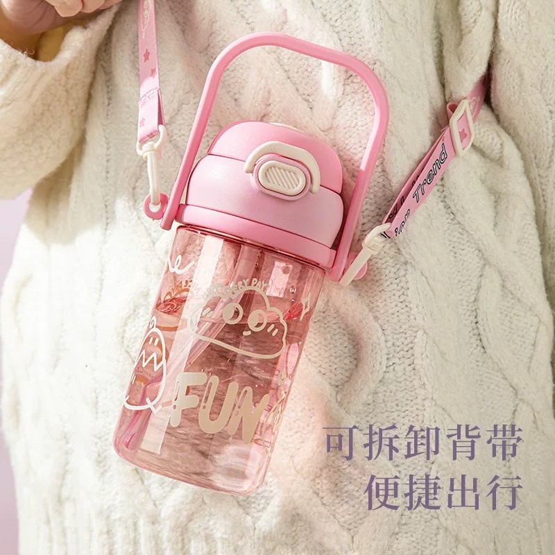 Summer large-capacity plastic water cups for children and students are cute, have a high level of appearance, are convenient to jump, have a lid with a straw, a shoulder strap, and come in a ton bucket Application Scenario