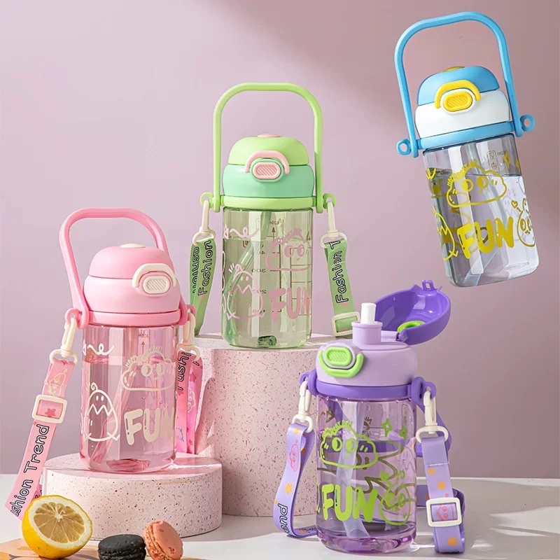 Summer large-capacity plastic water cups for children and students are cute, have a high level of appearance, are convenient to jump, have a lid with a straw, a shoulder strap, and come in a ton bucket full figure