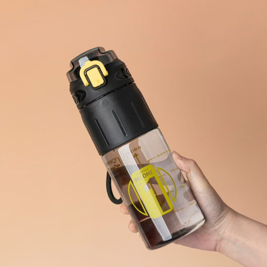 Summer convenience for male and female students with high physical appearance standards: 580ml, 680ml high-temperature resistant and shockproof plastic water cups Application Scenario