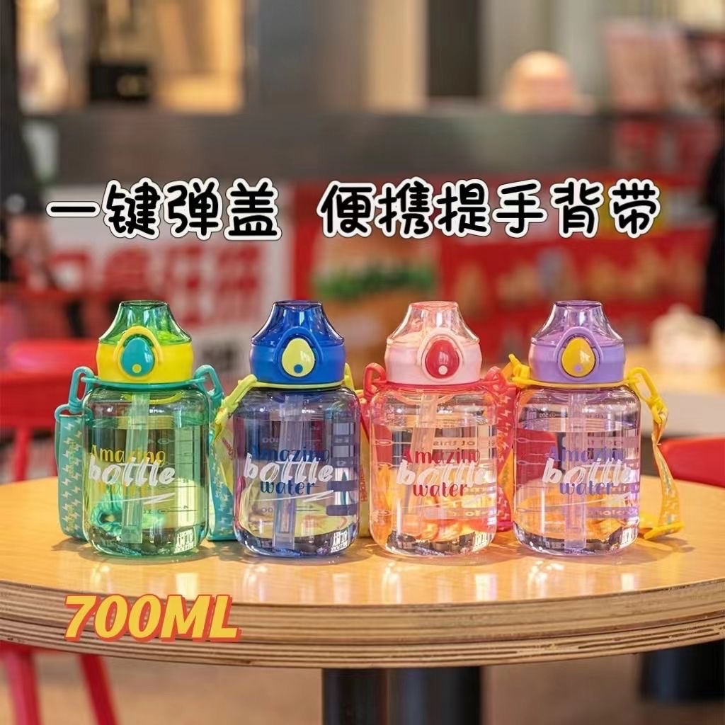 High appearance level, simple and sporty, convenient, straw, strap, plastic cup, children's water bottle, heat-resistant full figure