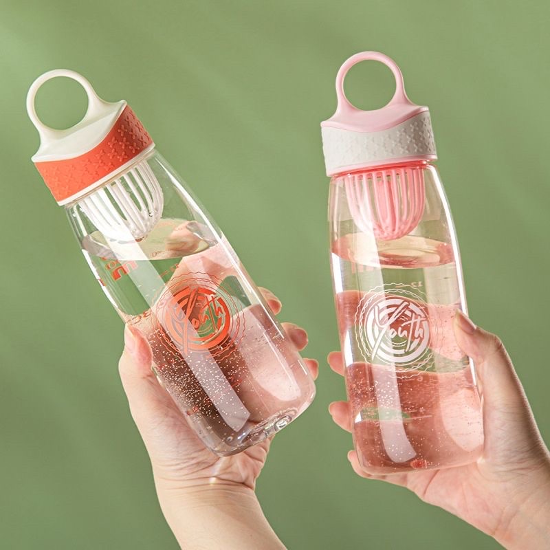 High-appearance-level portable student plastic water cup, large-capacity, shock-resistant with filter screen, graduated anti-drop travel cup Application Scenario