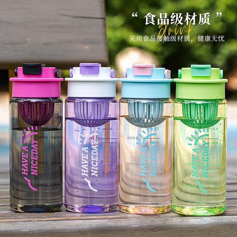 Sports plastic water cup with high appearance level, convenient for both men and women, with scale and handle, 590ml portable cup full figure