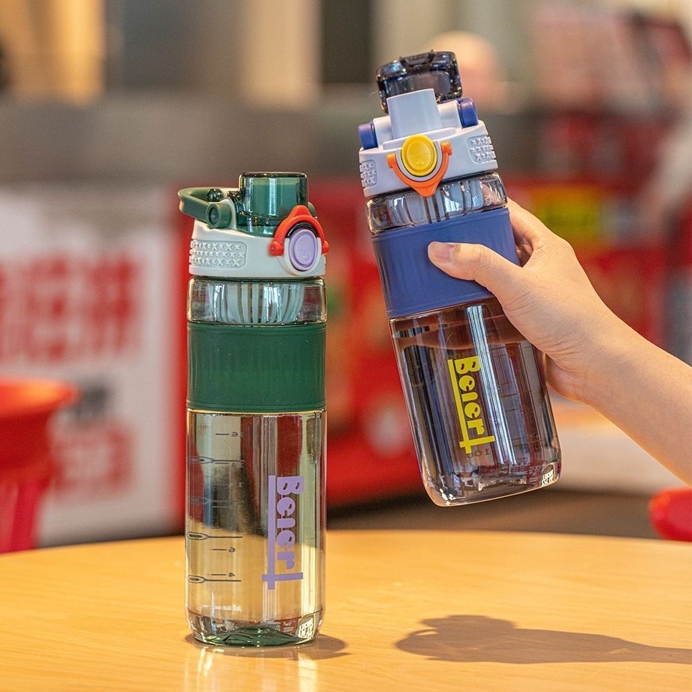Large-capacity outdoor plastic high-temperature resistant sports cups for men and women, simple yet highly attractive, portable student cups, 820ml - 700ml Application Scenario