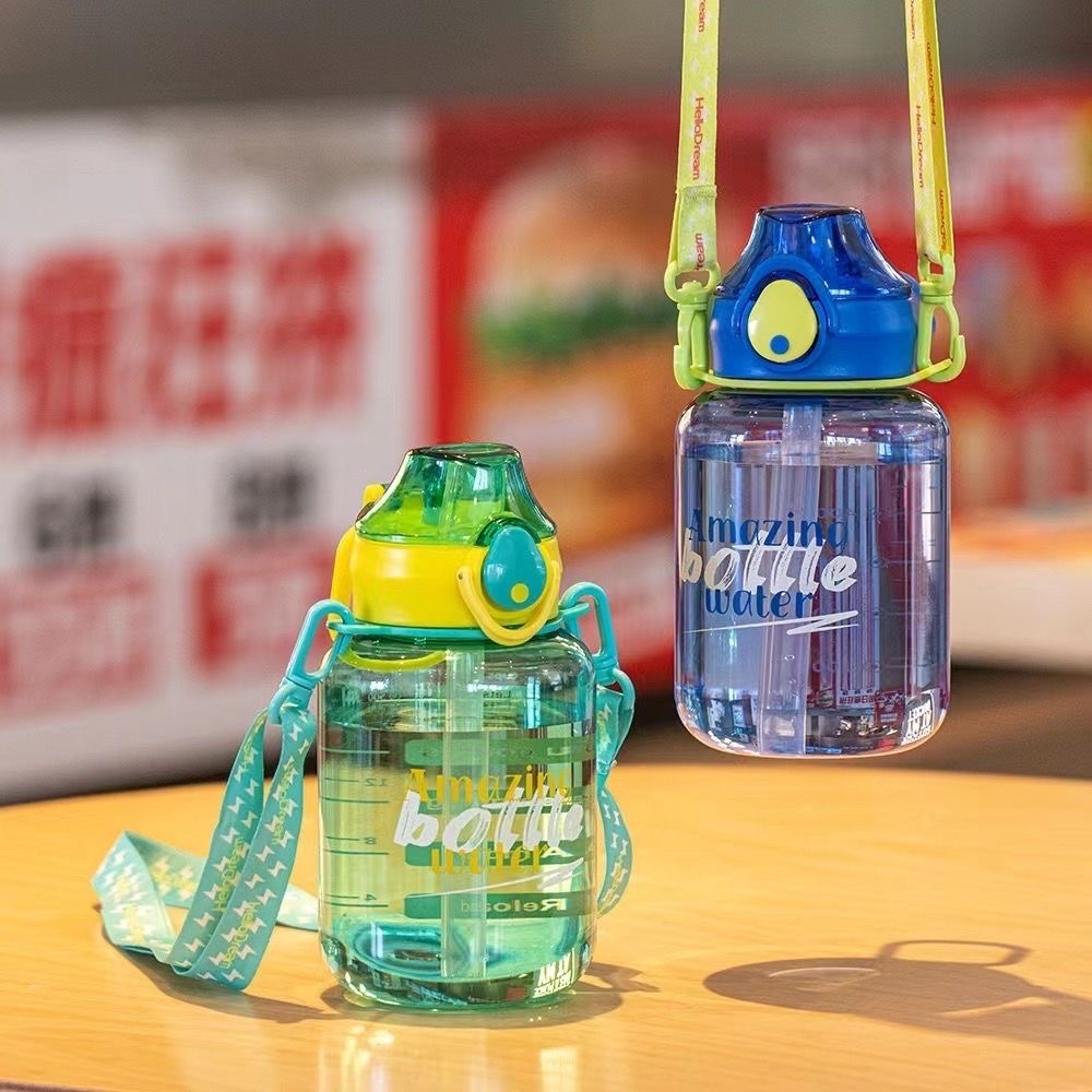 High appearance level, simple and sporty, convenient, straw, strap, plastic cup, children's water bottle, heat-resistant details Picture
