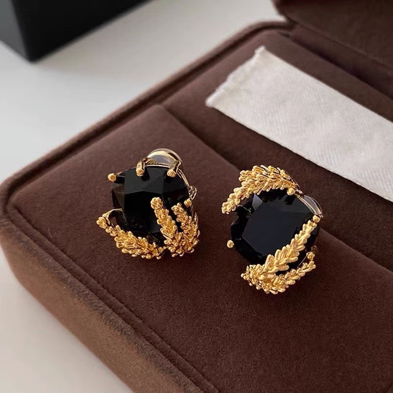 Korean style, fashionable, elegant, casual and versatile black zircon barley, brass electroplated 24k, S925 silver needle details Picture