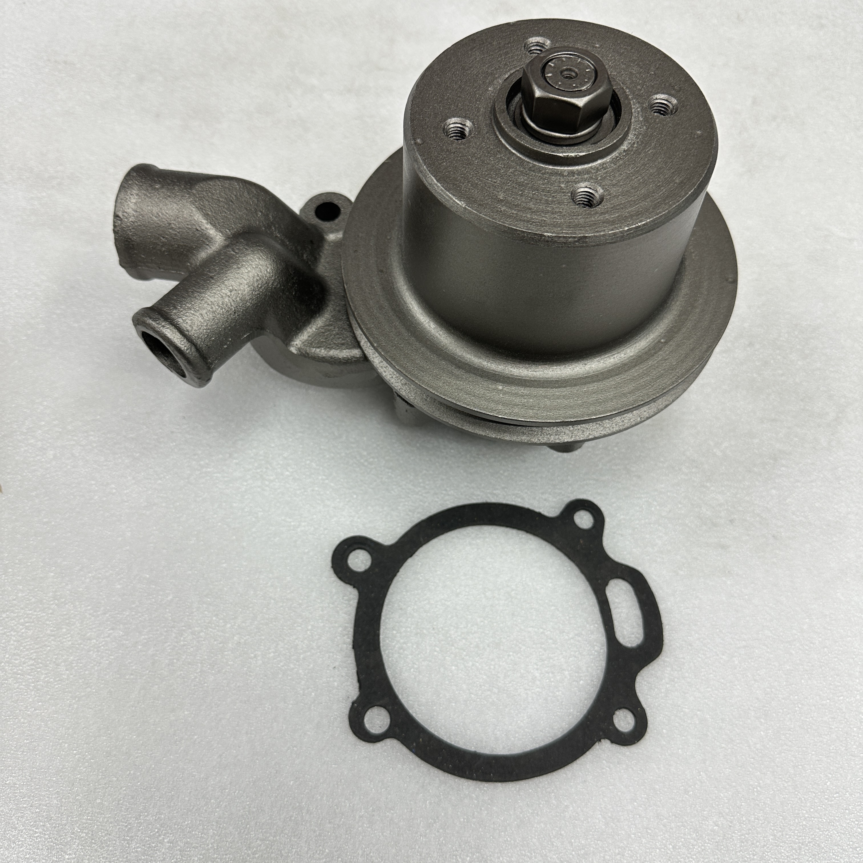 Tractor parts are suitable for the cooling system water pump of MF tractor 3637468M91 Item Picture