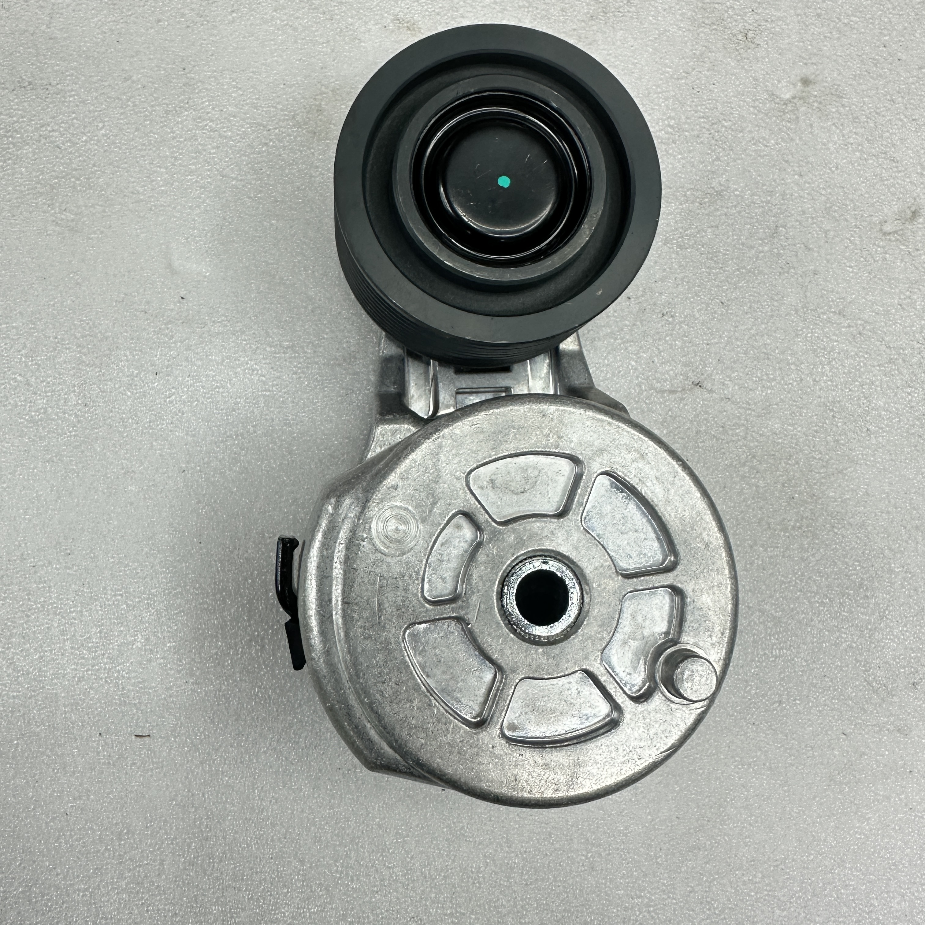 Engineering vehicle parts are suitable for HYUNDAI 320 engine tensioner wheels Item Picture