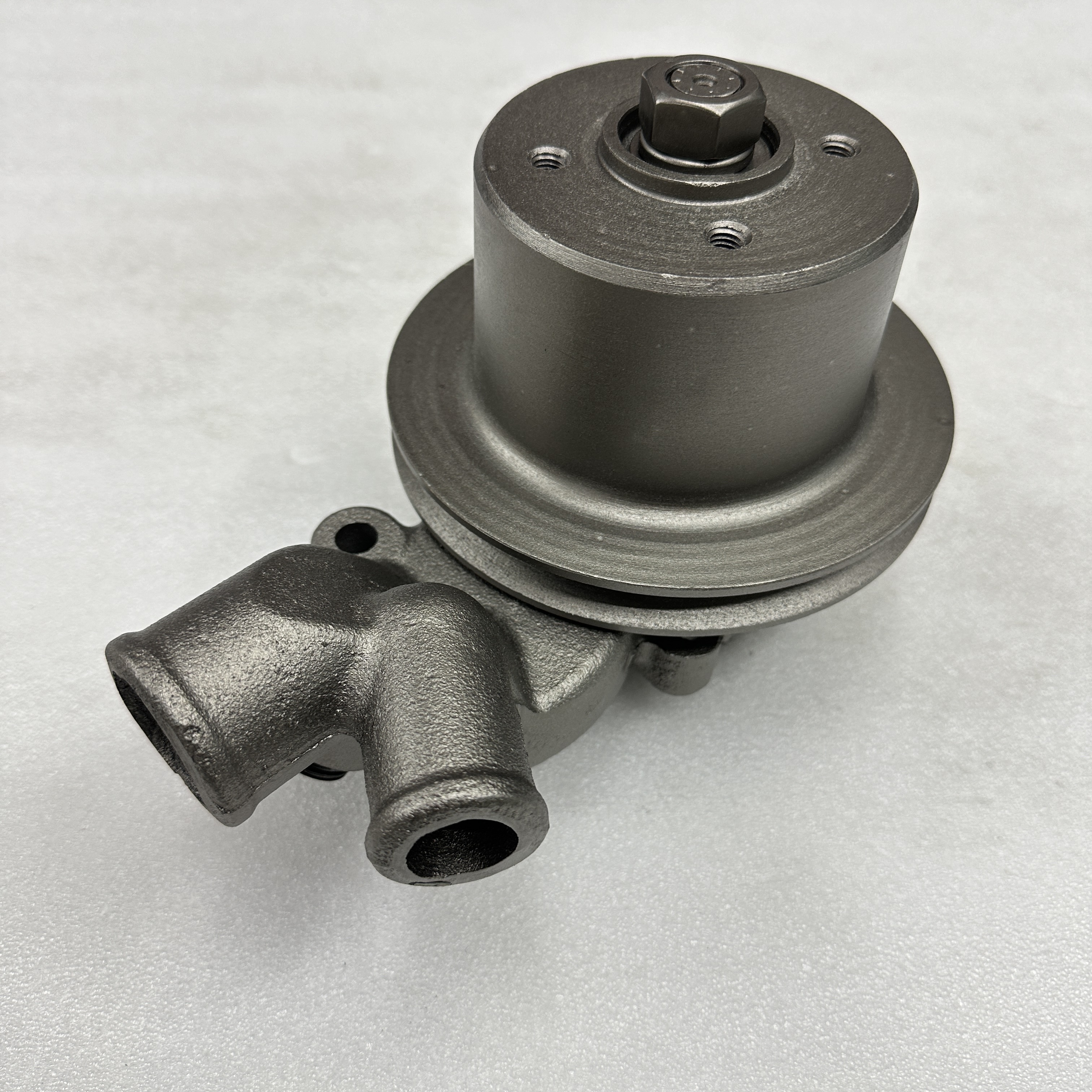 Tractor parts are suitable for the cooling system water pump of MF tractor 3637468M91 details Picture