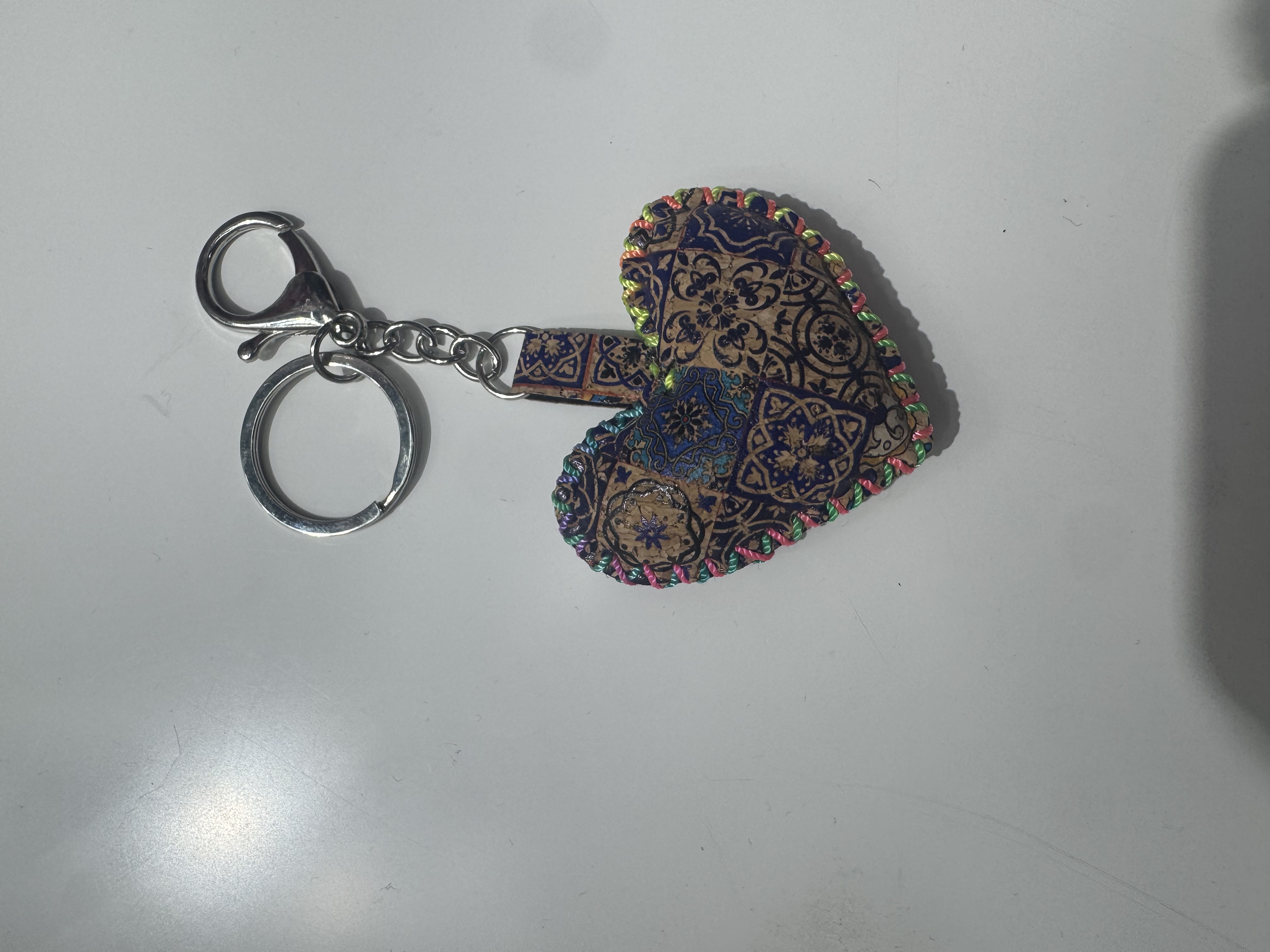 流行钥匙挂件、爆款包包挂饰，葡萄牙木纹