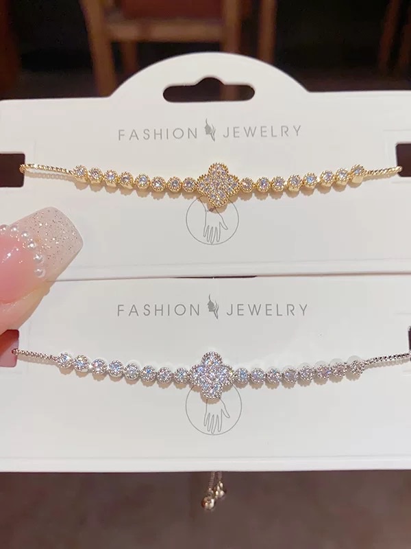A simple and fashionable bracelet and accessory for female students, a versatile gift detail image 2