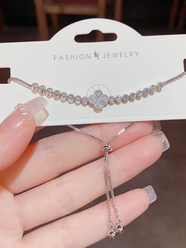 A simple and fashionable bracelet and accessory for female students, a versatile gift detail image 3