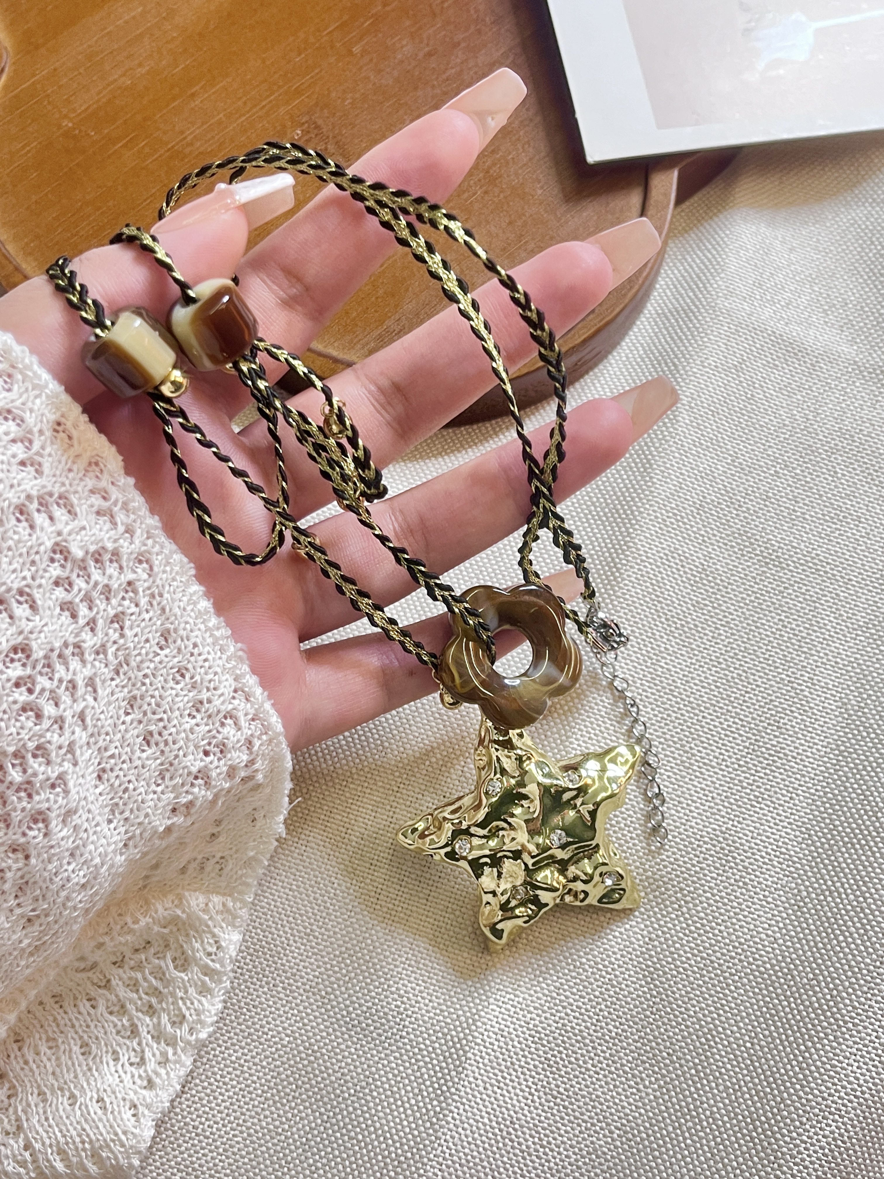 Gold pearl necklace, stainless steel necklace, simple, fashionable and versatile jewelry for women, gift necklace, stainless steel necklace Application Scenario