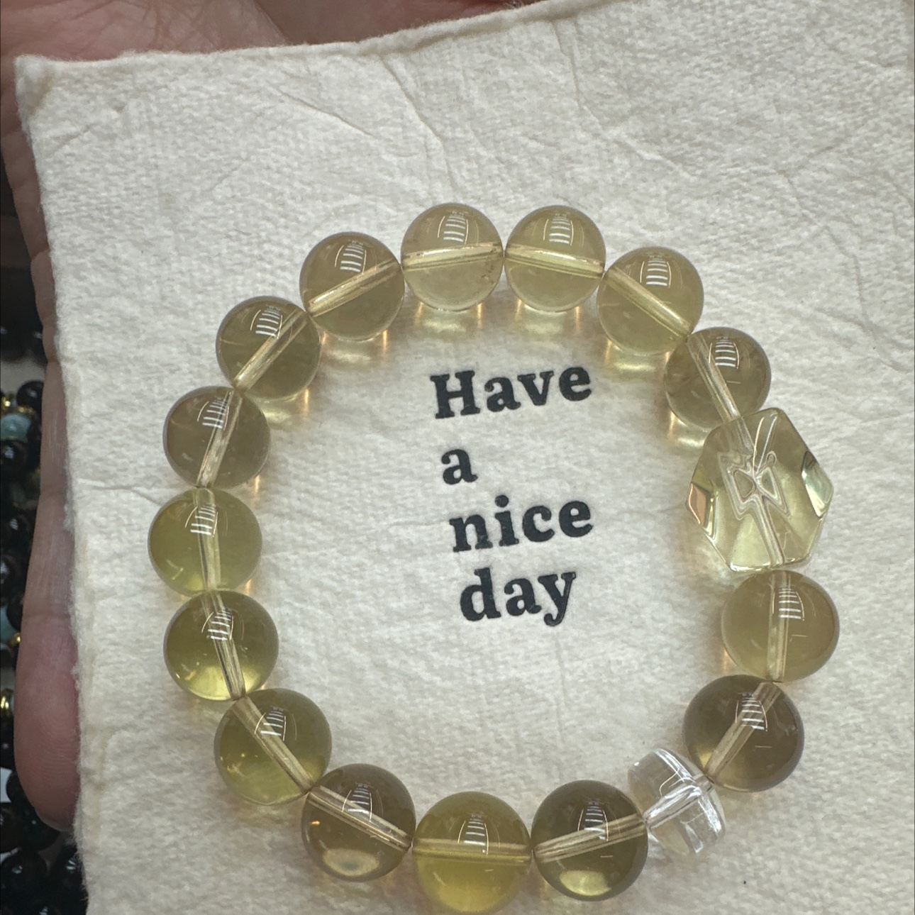 手串黄水晶 素圈  今天给大家带来一款黄色的水晶，整体是一个素圈的搭配，颜色比较单一，适合简单款的宝宝 手串十八子文玩