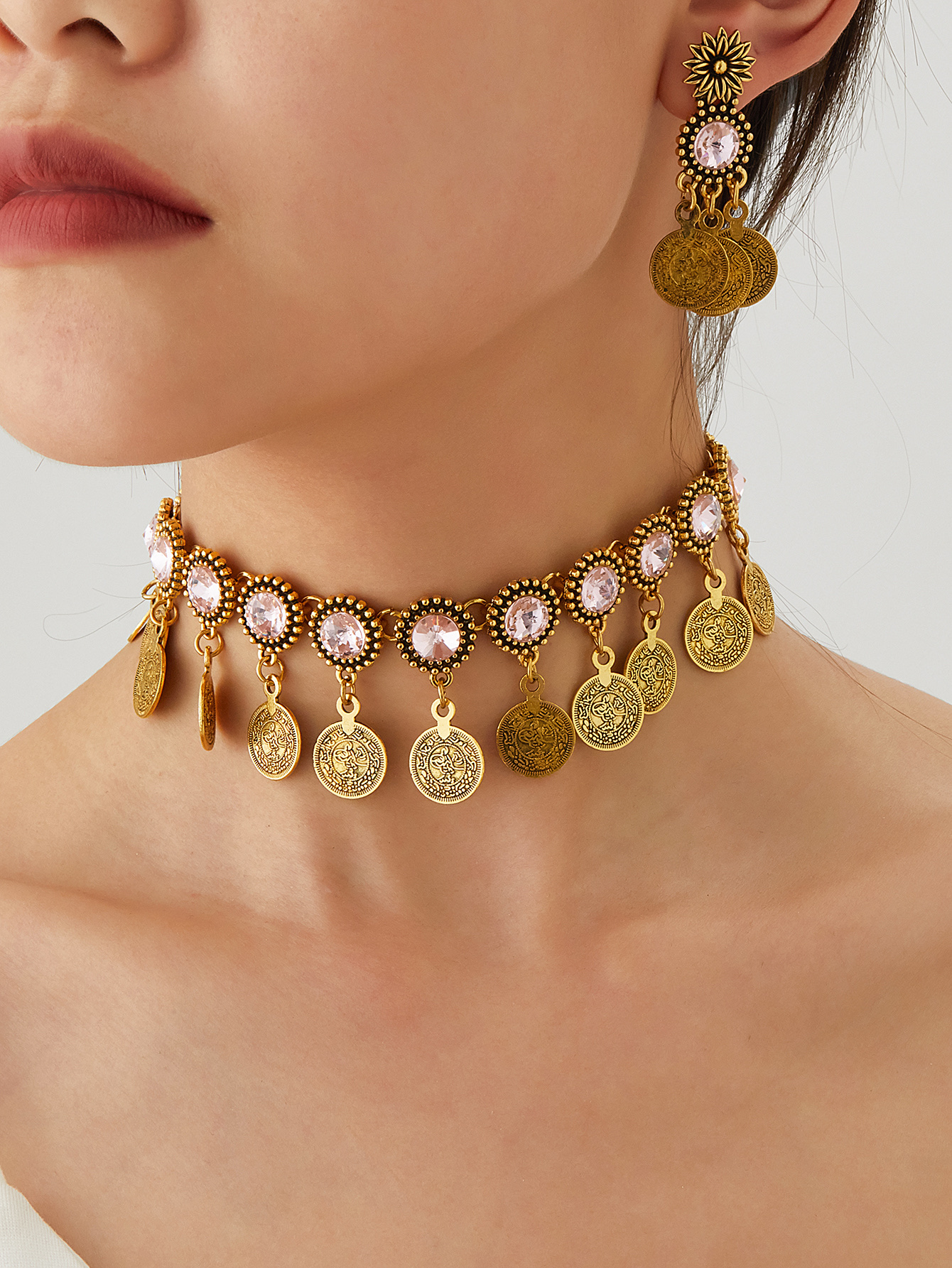 一条时尚精美 多个古钱币 多个人造水晶圆形 阿拉伯风 女士金属修理 一对时尚古钱币耳环 适合日常佩戴 各种节日佩戴 时尚产品图