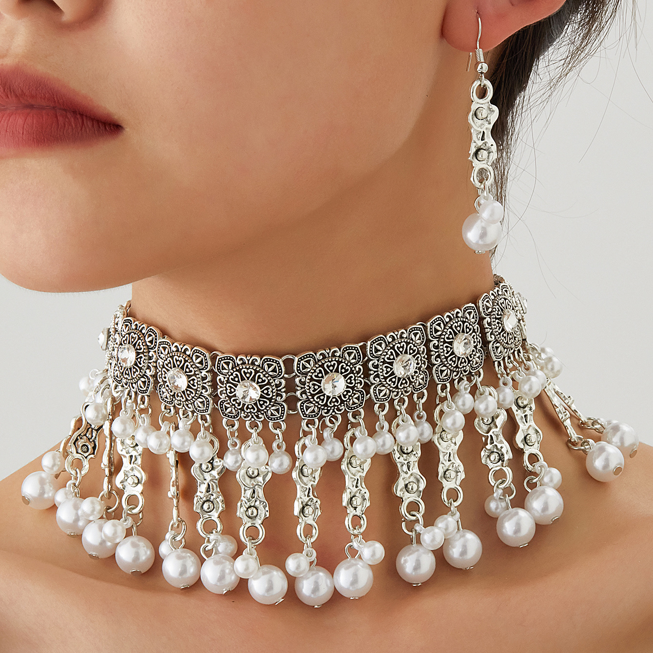 一条时尚精美 多个仿珍珠流苏 多个人造水晶圆形 阿拉伯风 女士金属修理 一对时珍珠流苏耳环 适合日常佩戴 各种节日佩戴 