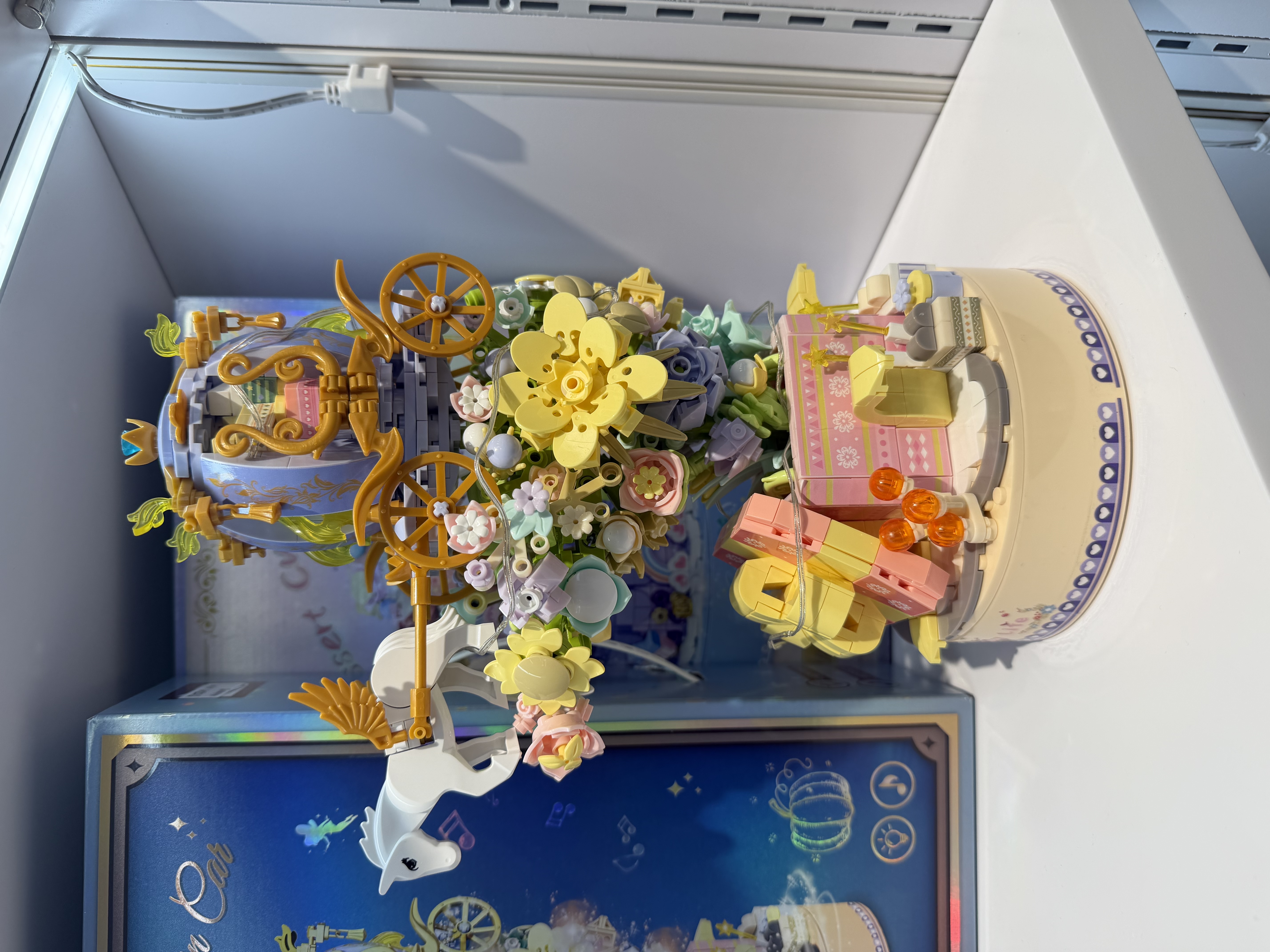 Building blocks, imaginative music box, rose handcrafted assembly building blocks, flower lights, music box, festival gift for women Specification image