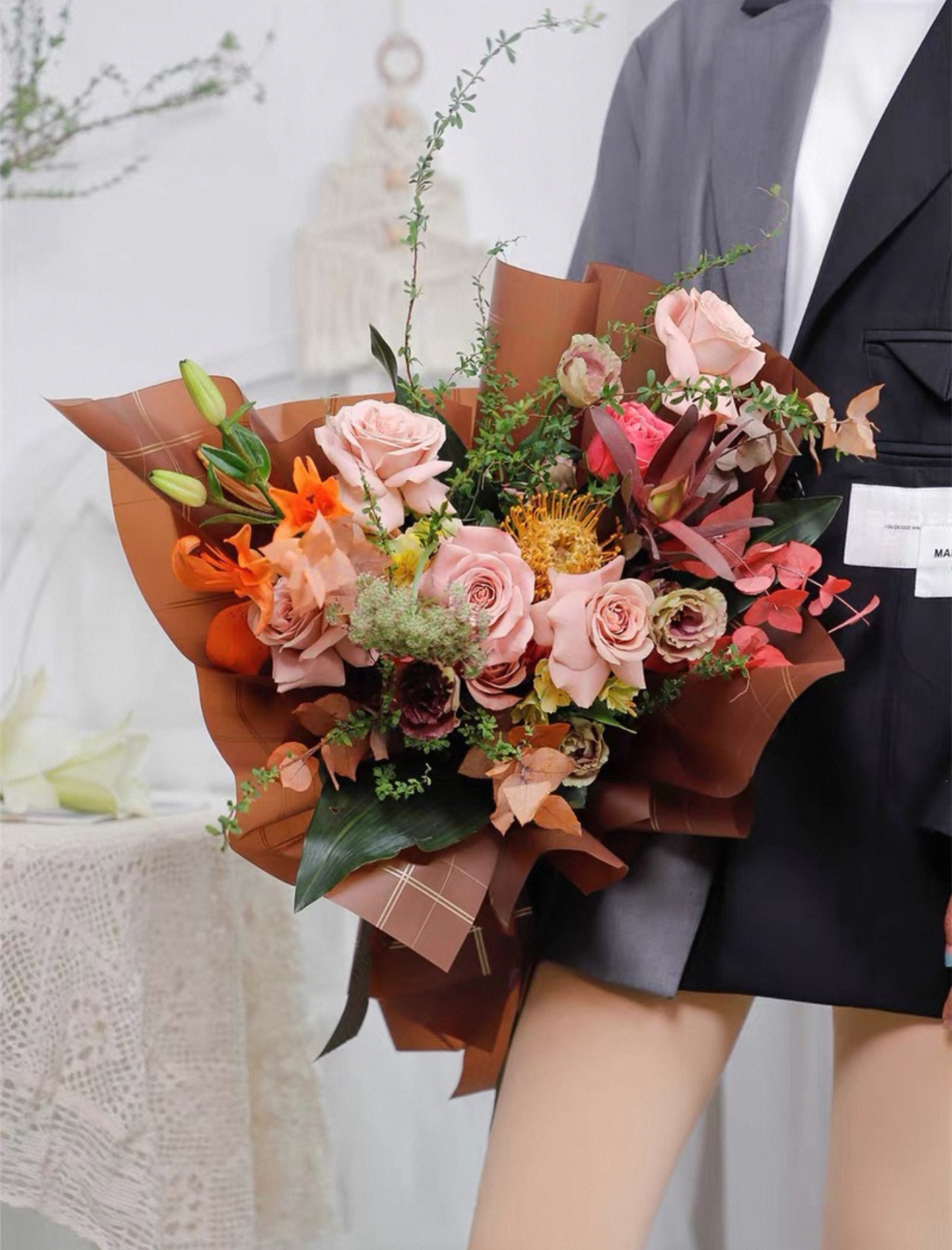 Pengfa Packaging Factory Store wholesale of large grid Nosa paper flower wrapping paper, waterproof pearlescent film, floral art bouquets, flower shop packaging materials, Valentine's Day wrapping paper, ribbons Application Scenario