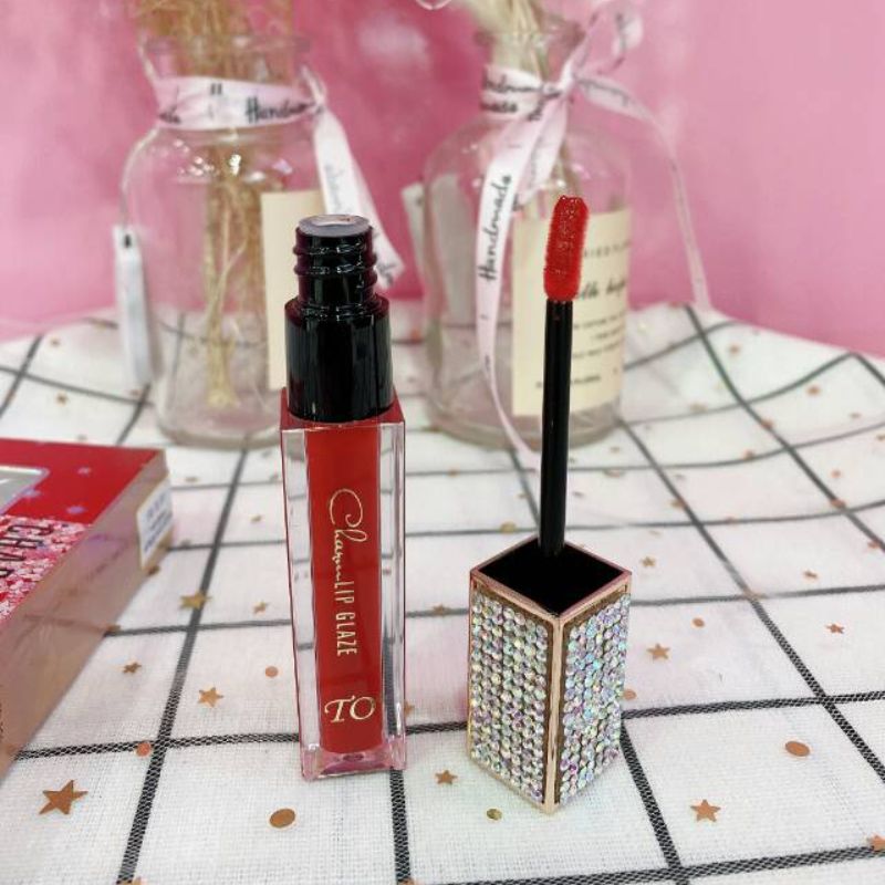 TO Pearlescent Smooth and Seductive Lip Gloss (Bright Red) Specification image