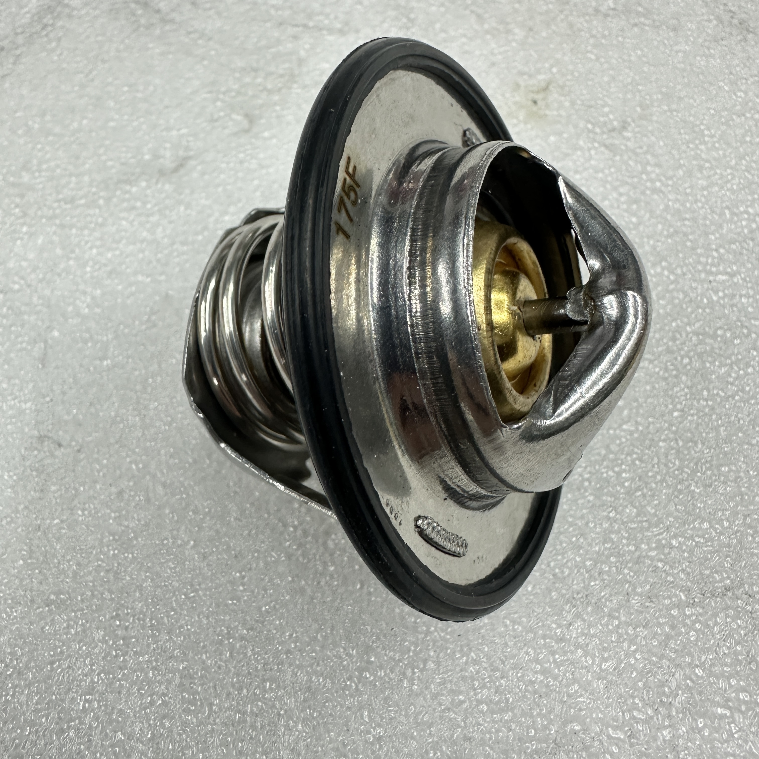 Agricultural machinery parts are applicable to NEW HOLLAND engine thermostat 504384724 Application Scenario